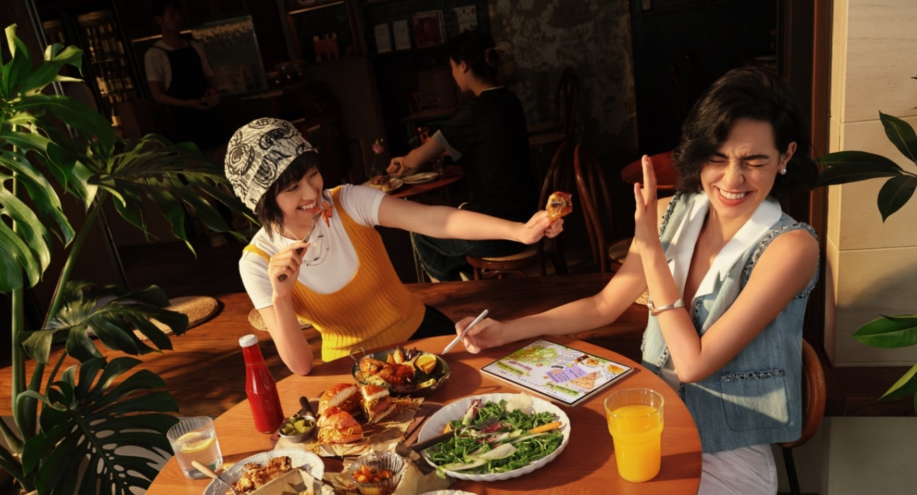 HUAWEI MatePad 12 X Two women are dining in the restaurant and taking notes on a tablet.