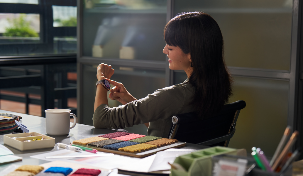 A girl uses the HUAWEI WATCH 5 to play some interactive games