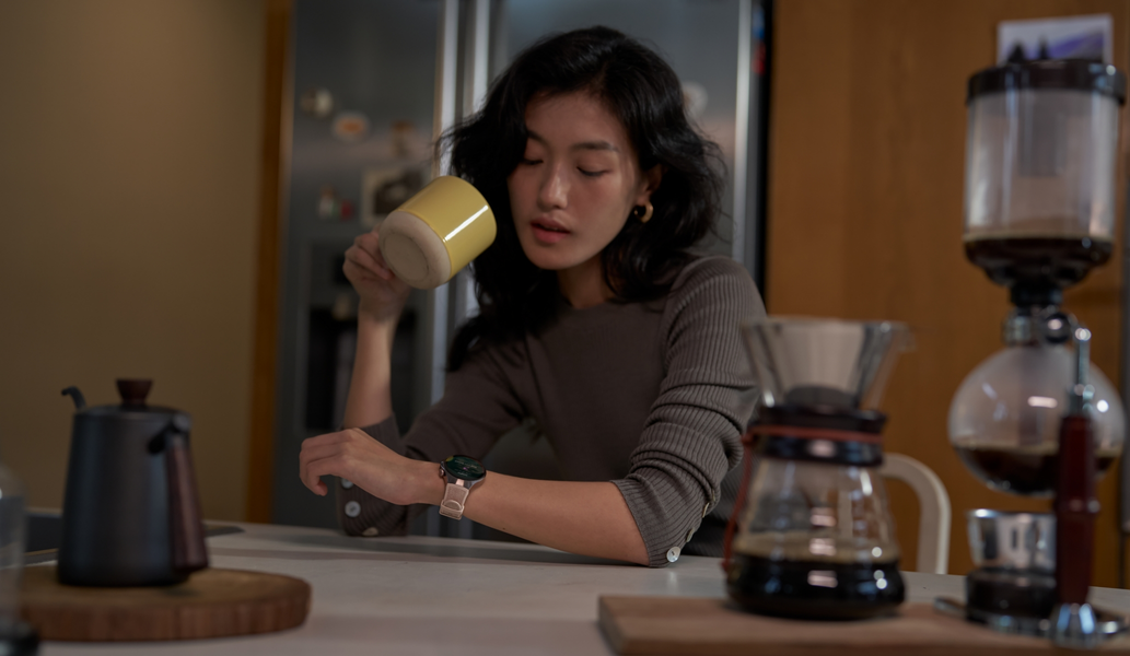 A girl uses HUAWEI WATCH 5 to get the new Health Insights feature