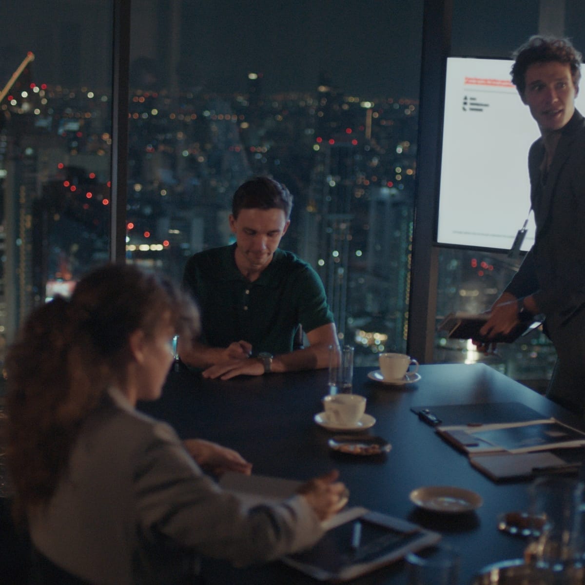 A man uses the HUAWEI WATCH 5 to measure his health during a meeting