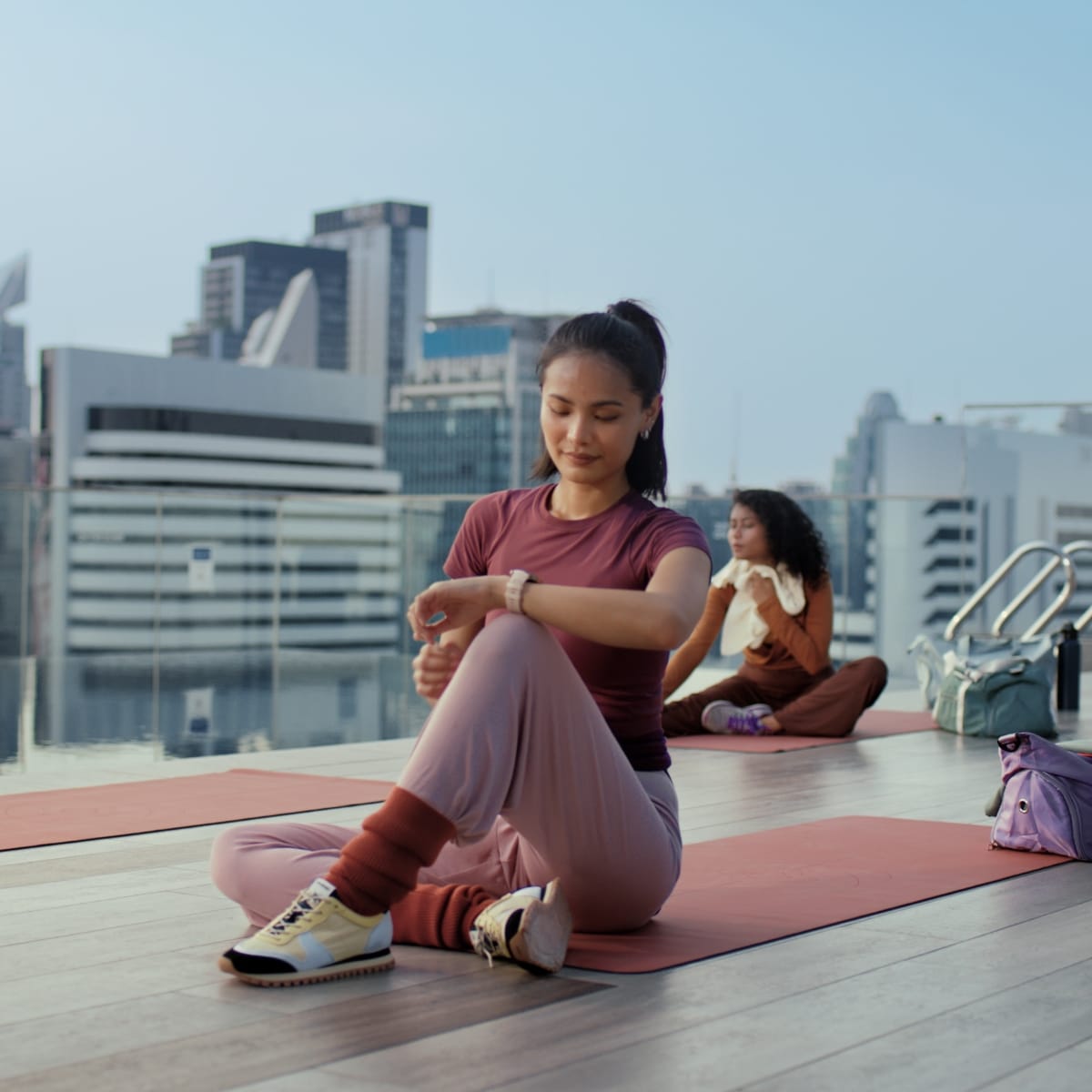 A woman uses the HUAWEI WATCH 5 to measure heart rate variability (HRV) metric after exercising