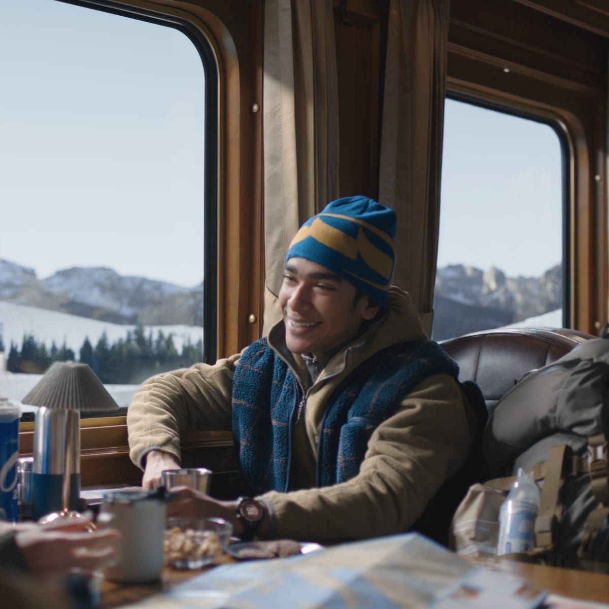 A man uses the HUAWEI WATCH 5 to measure blood oxygen at high altitudes
