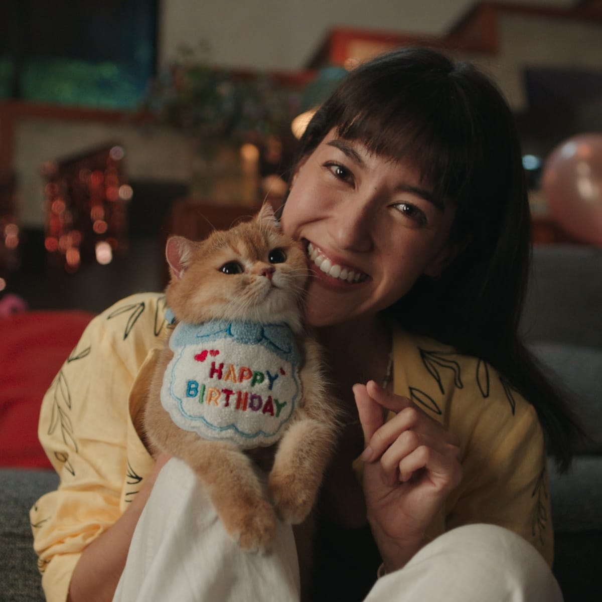 A girl uses HUAWEI WATCH 5's smart gestures to remotely control her phone and take pictures with her pet