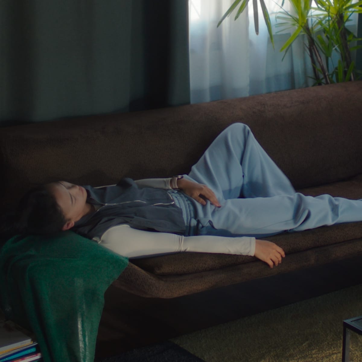 A girl uses HUAWEI WATCH 5's smart gestures to turn off her phone alarm