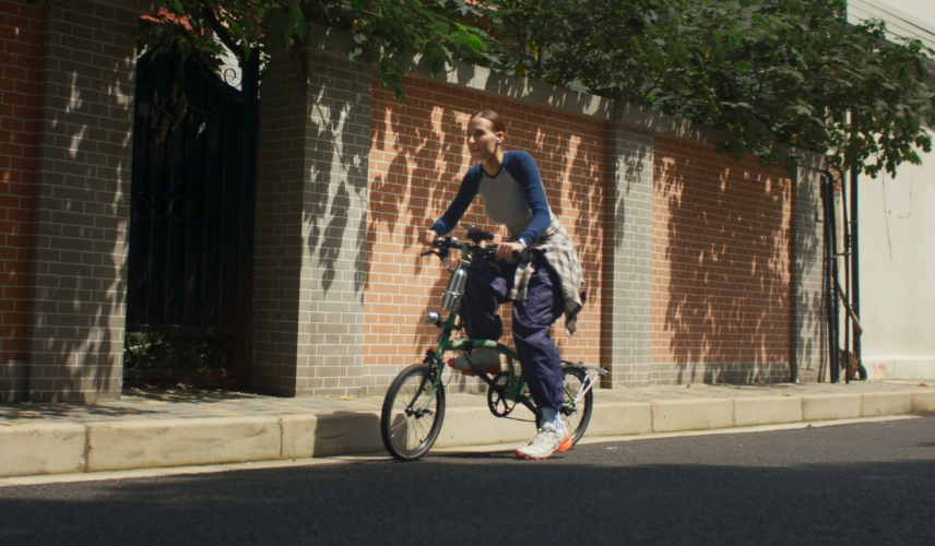 A User wearing HUAWEI WATCH GT 6 Pro is riding for leisure