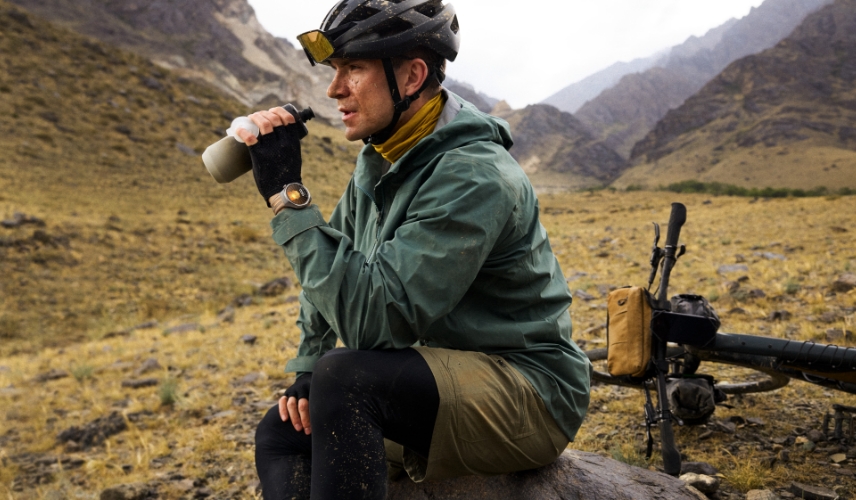 A User wearing HUAWEI WATCH GT 6 Pro is resting for long-distance cycling