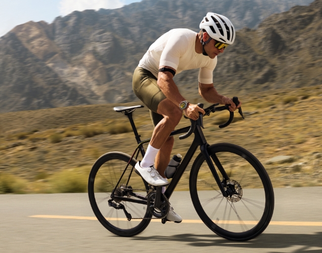 A user wearing HUAWEI WATCH GT 6 Pro is riding a bicycle,showcasing that the watch can access various data via Bluetooth