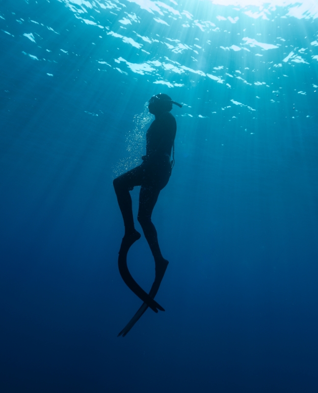 On the left is the user wearing a watch for diving, and in the middle is the front view of the HUAWEI WATCH GT 6 Pro, showing the freediving function