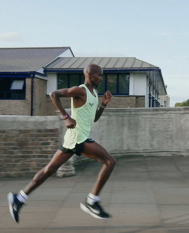 On the left is the user wearing a watch for running, and in the middle is the front view of the HUAWEI WATCH GT 6 Pro, showing the running function
