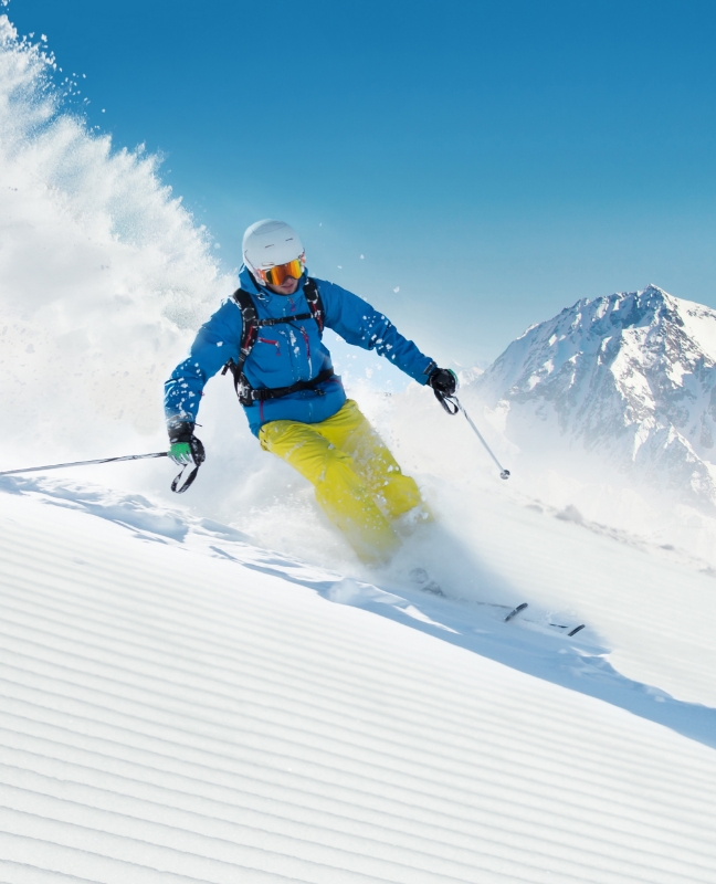 On the left is the user wearing a watch for skiing, and in the middle is the front view of the HUAWEI WATCH GT 6 Pro, showing the skiing function