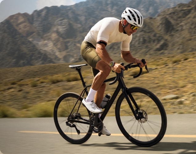 A user wearing HUAWEI WATCH GT 6 is riding a bicycle,showcasing that the watch can access various data via Bluetooth