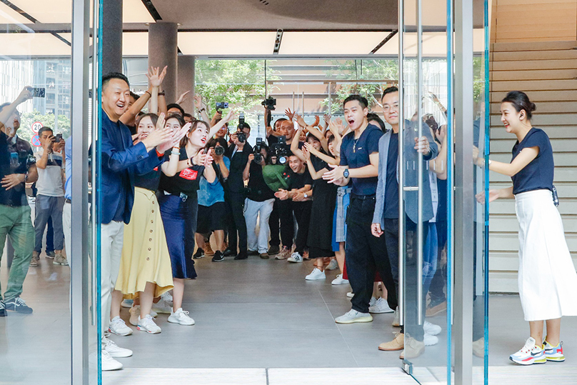 Huawei's First Global Flagship Store Opened Saturday in Shenzhen