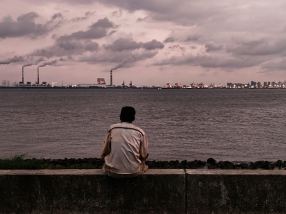 The silhouette by the riverside at dusk