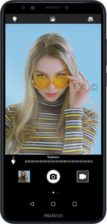 هاتف huawei y7 prime 2018 من الأمام باللون الأسود مع واجهة الكاميرا الامامية