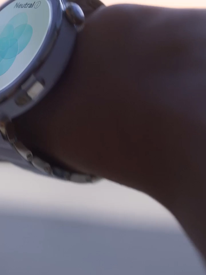 Pamela wearing HUAWEI WATCH GT 5 Pro to show the Emotional wellbeing app