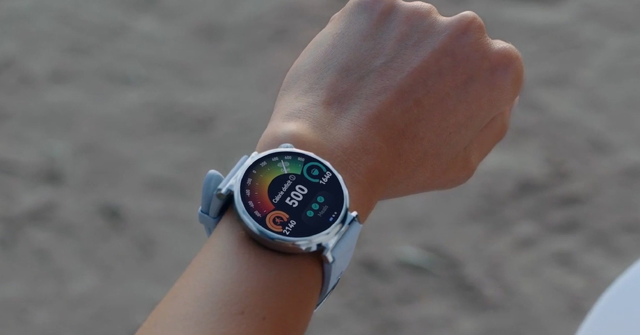 Pamela is exercising with HUAWEI WATCH GT 5 Stay Fit app