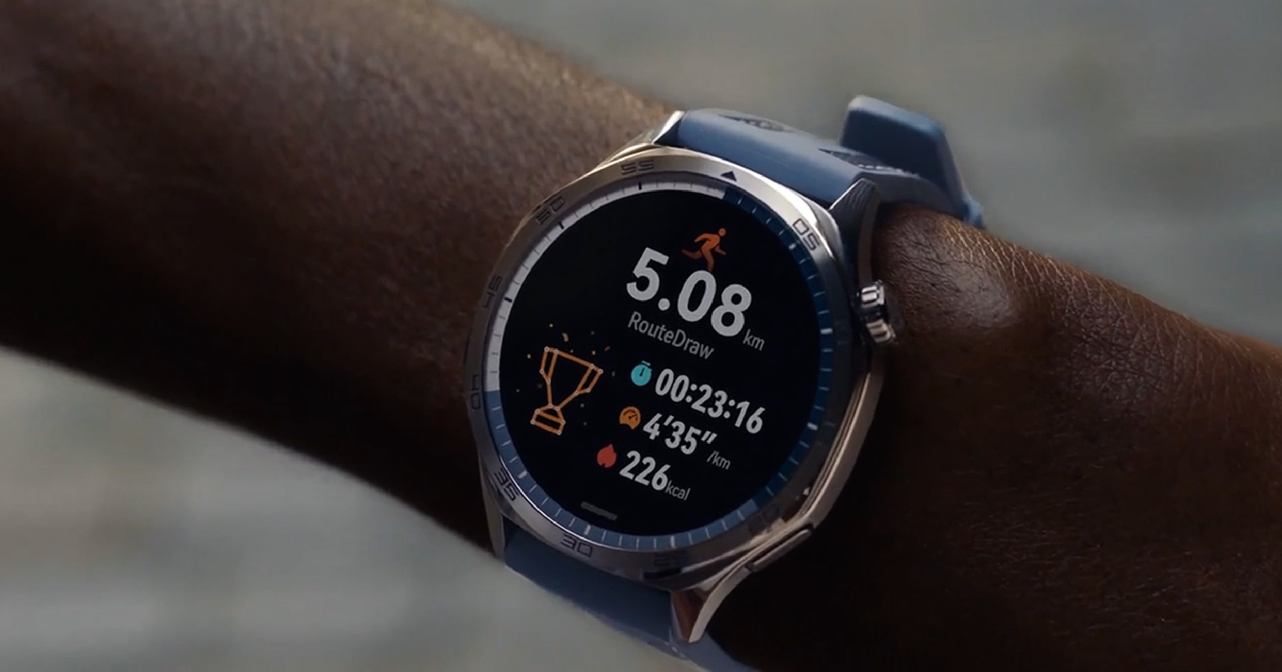 Mo Farah is running with HUAWEI WATCH GT 5 map