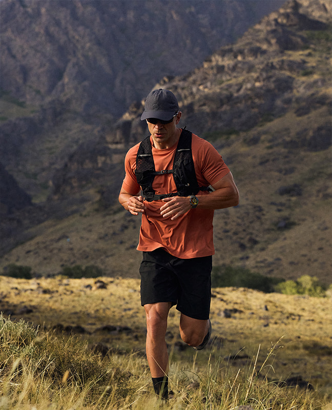 On the left is the user wearing a watch for running, and in the middle is the front view of the HUAWEI WATCH GT 6 Pro, showing the running function