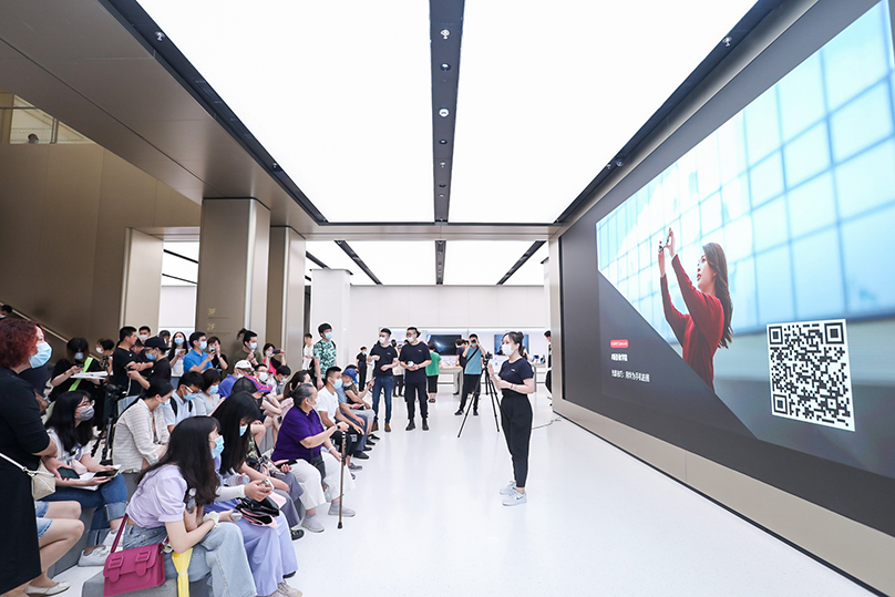 World's Largest Huawei Flagship Store Opens on East Nanjing Road, Shanghai