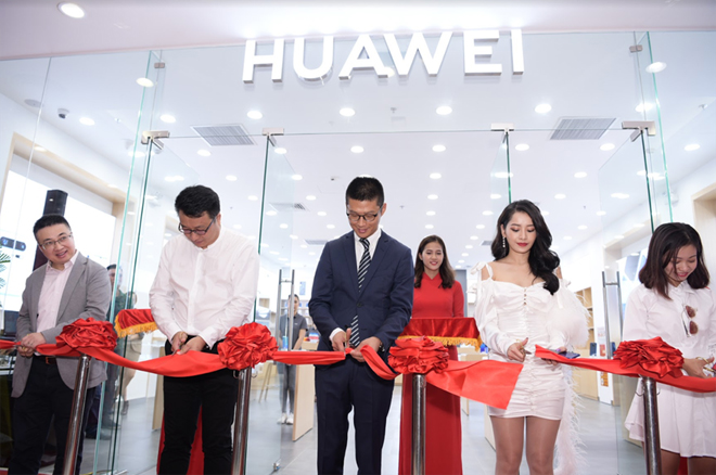 Khai trương cửa hàng trải nghiệm tại TP.HCM, Huawei tiếp lửa tín đồ công nghệ Việt
