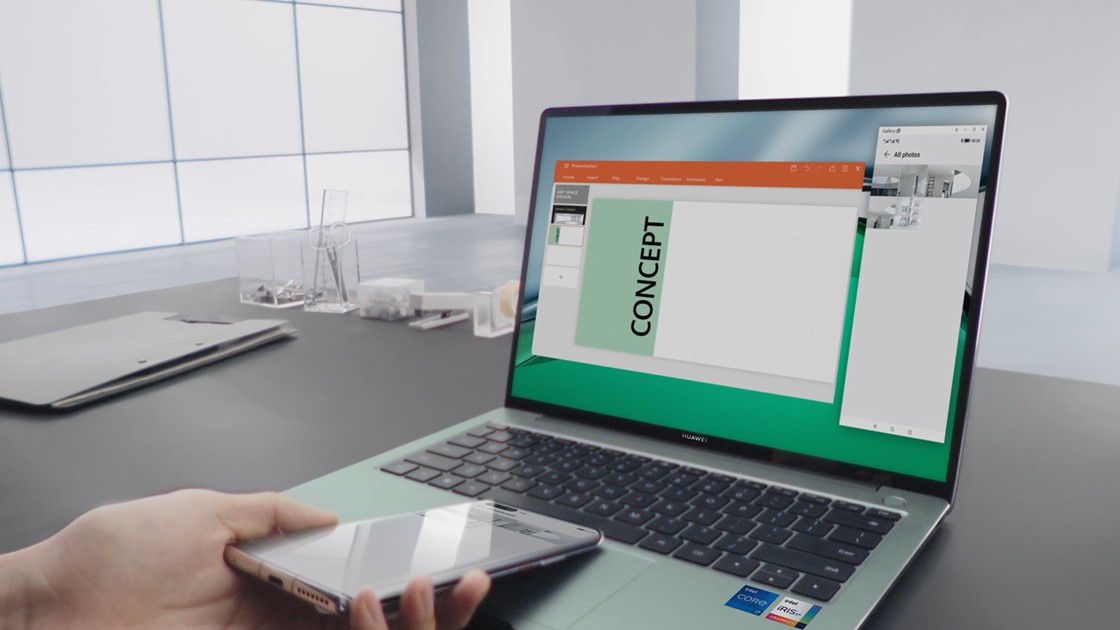 Veelzijdig volledig scherm met interactieve telefoon-naar-laptop-technologie. Veelzijdig volledig scherm met interactieve telefoon-naar-laptop-technologie.