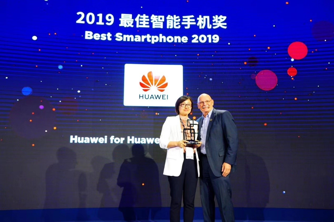  تأكيداً لريادته الهواتف المتطورة بالعالم هواوي P30 Pro يفوز بجائزتي European Hardware Association وMWC Shanghai لأفضل هاتف ذكي في عام 2019