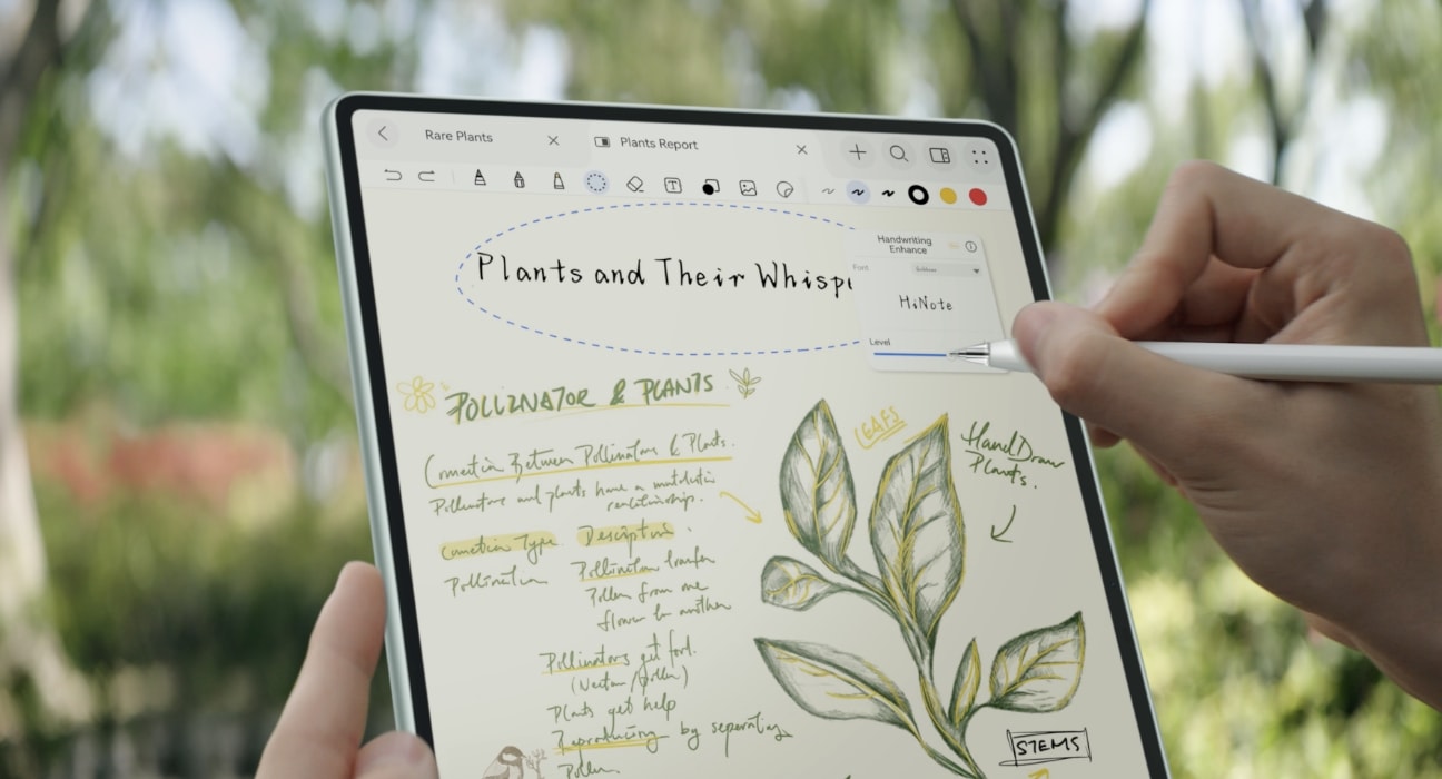 A user is writing via HUAWEI Notes, with strokes instantly refined
