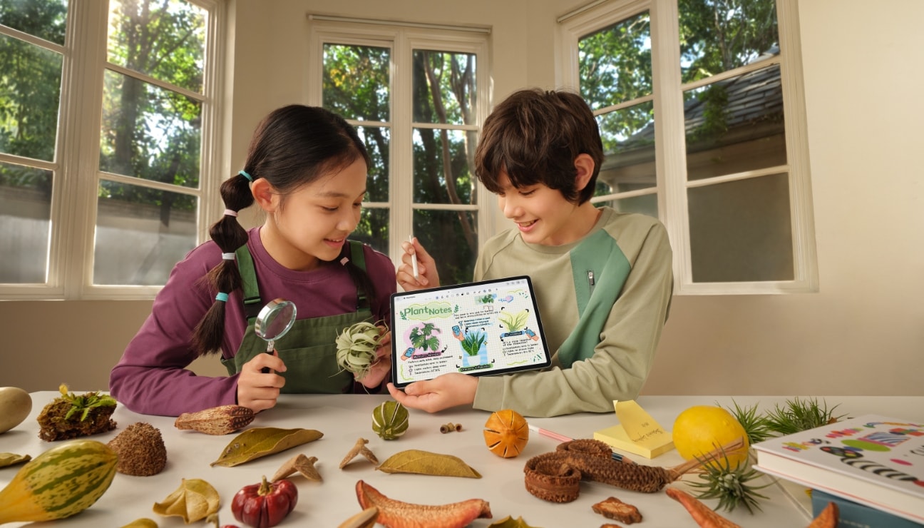 The users are capturing life's moments via HUAWEI Notes