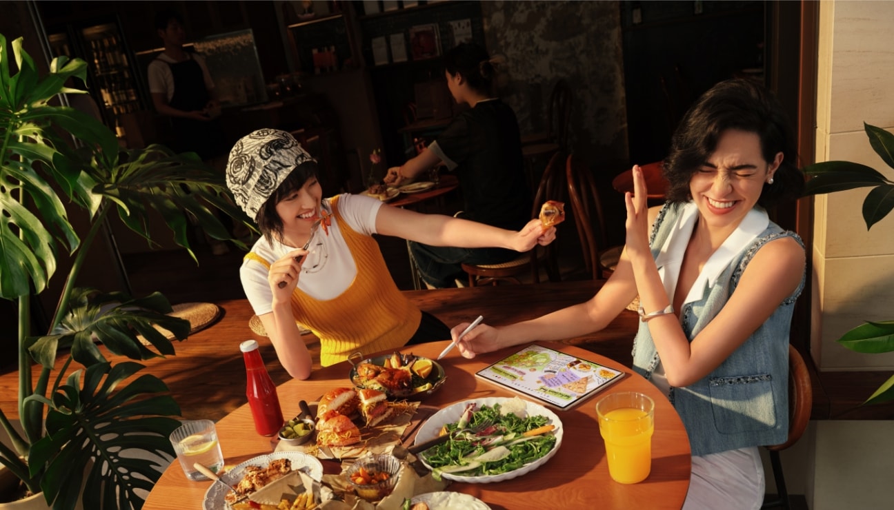 The users are enjoying a meal while taking notes with HUAWEI Notes