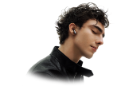 Shows the immersive listening experience while the male model is wearing HUAWEI FreeBuds 6.