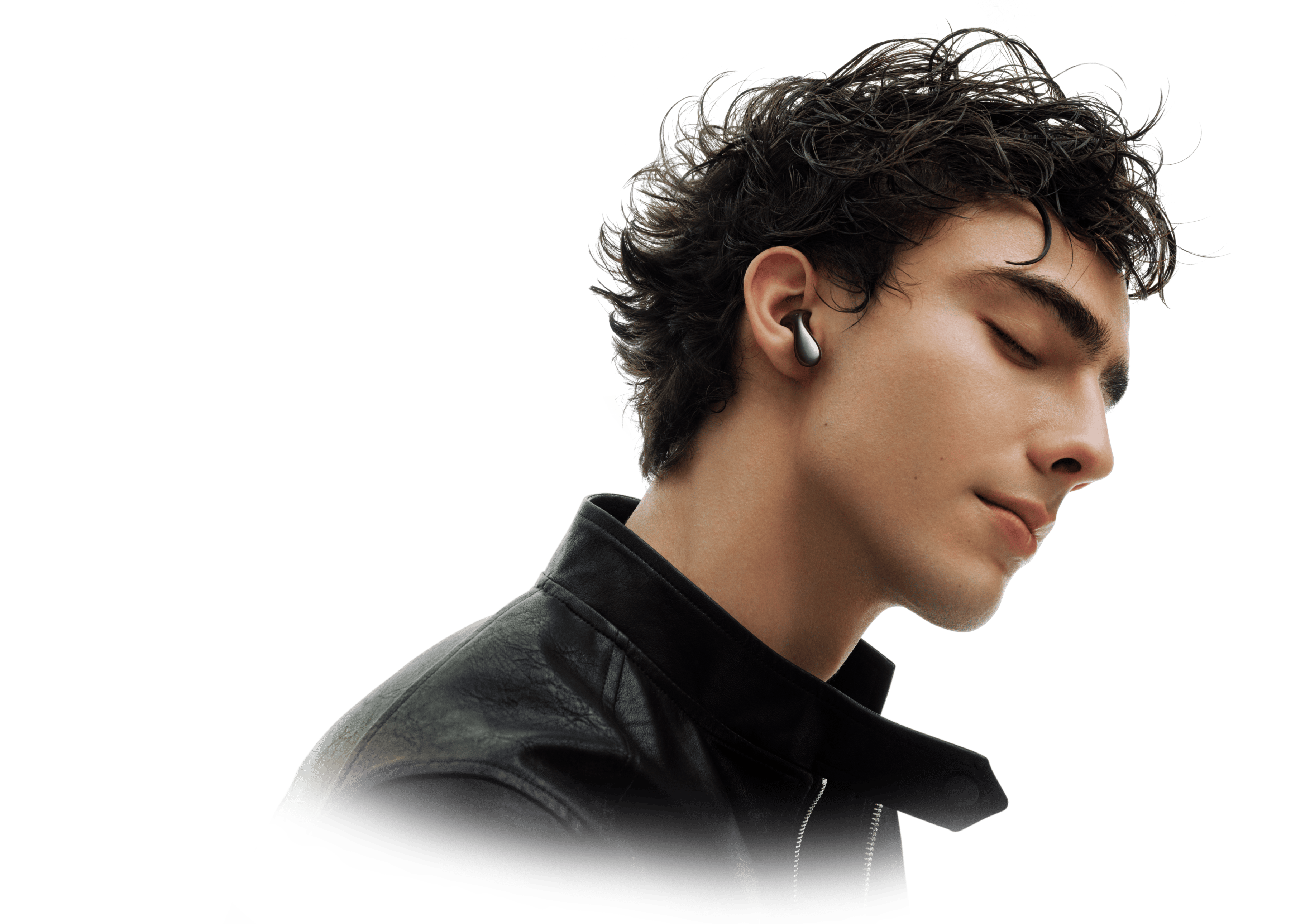 Shows the immersive listening experience while the male model is wearing HUAWEI FreeBuds 6.