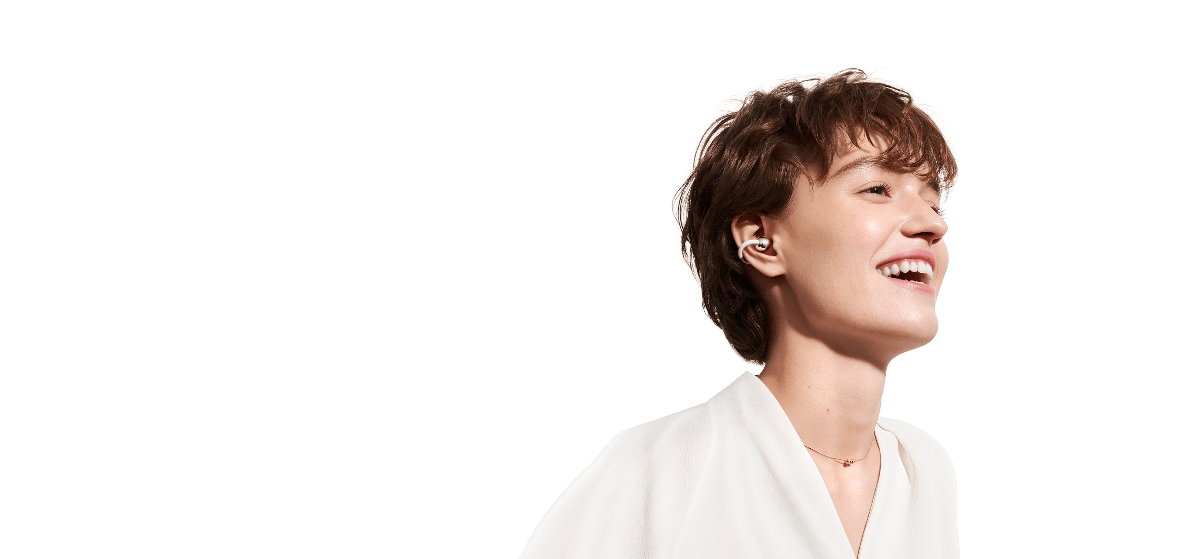 A female wearing HUAWEI FreeClip 2, display the smart and easy control features