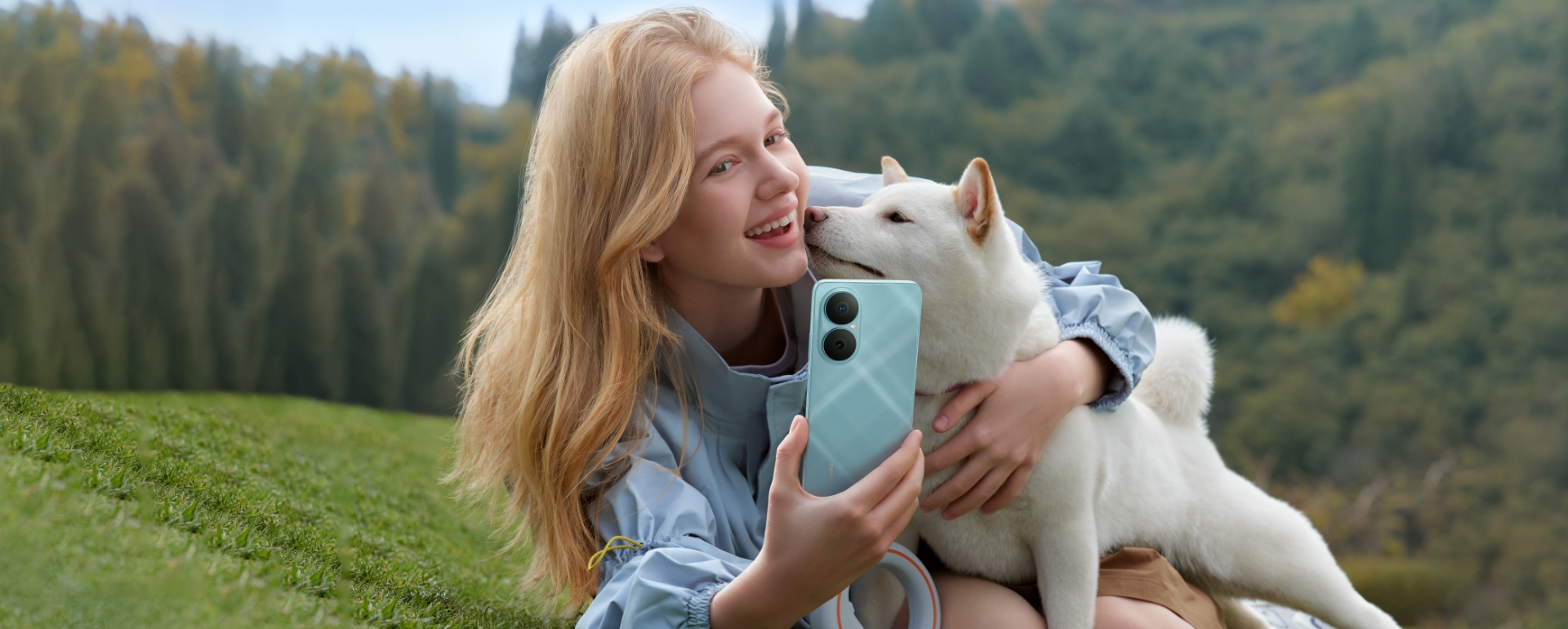 In the scene of playing with the dog, the blue Huawei nova Y73 is displayed