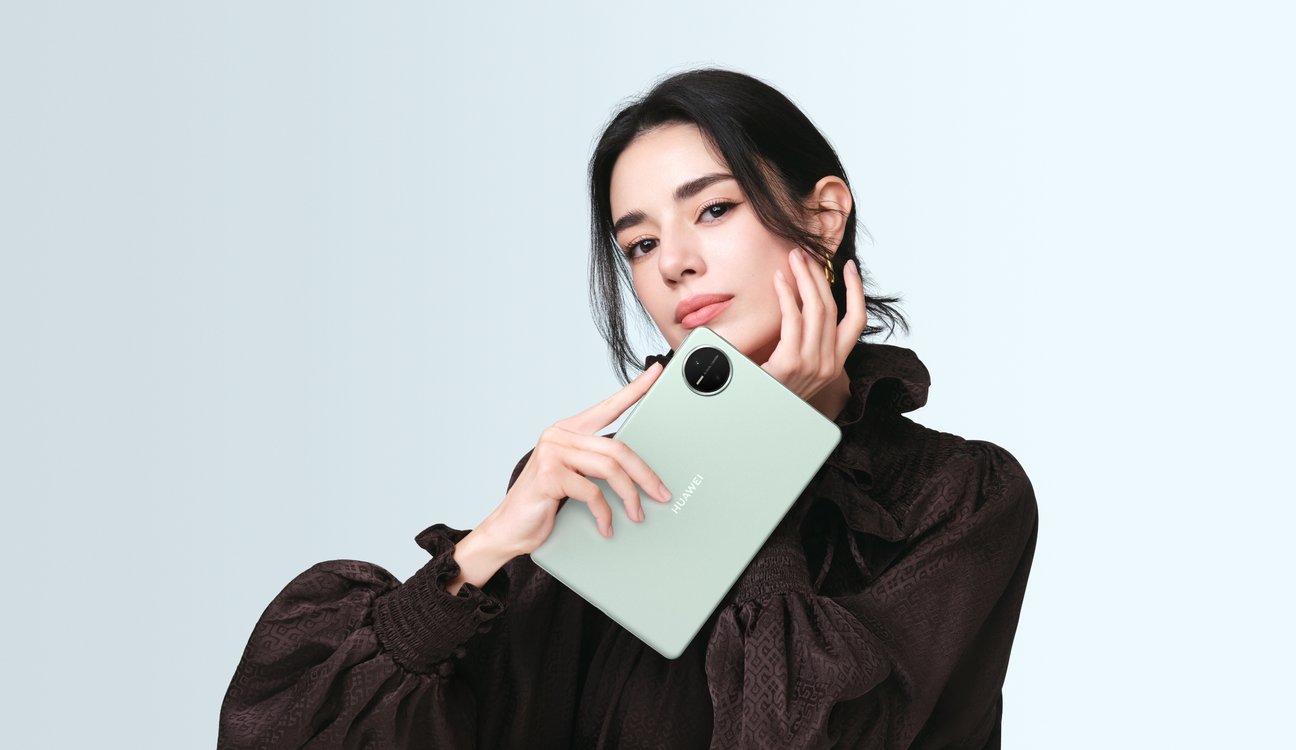 A female user holding the green HUAWEI MatePad Mini
