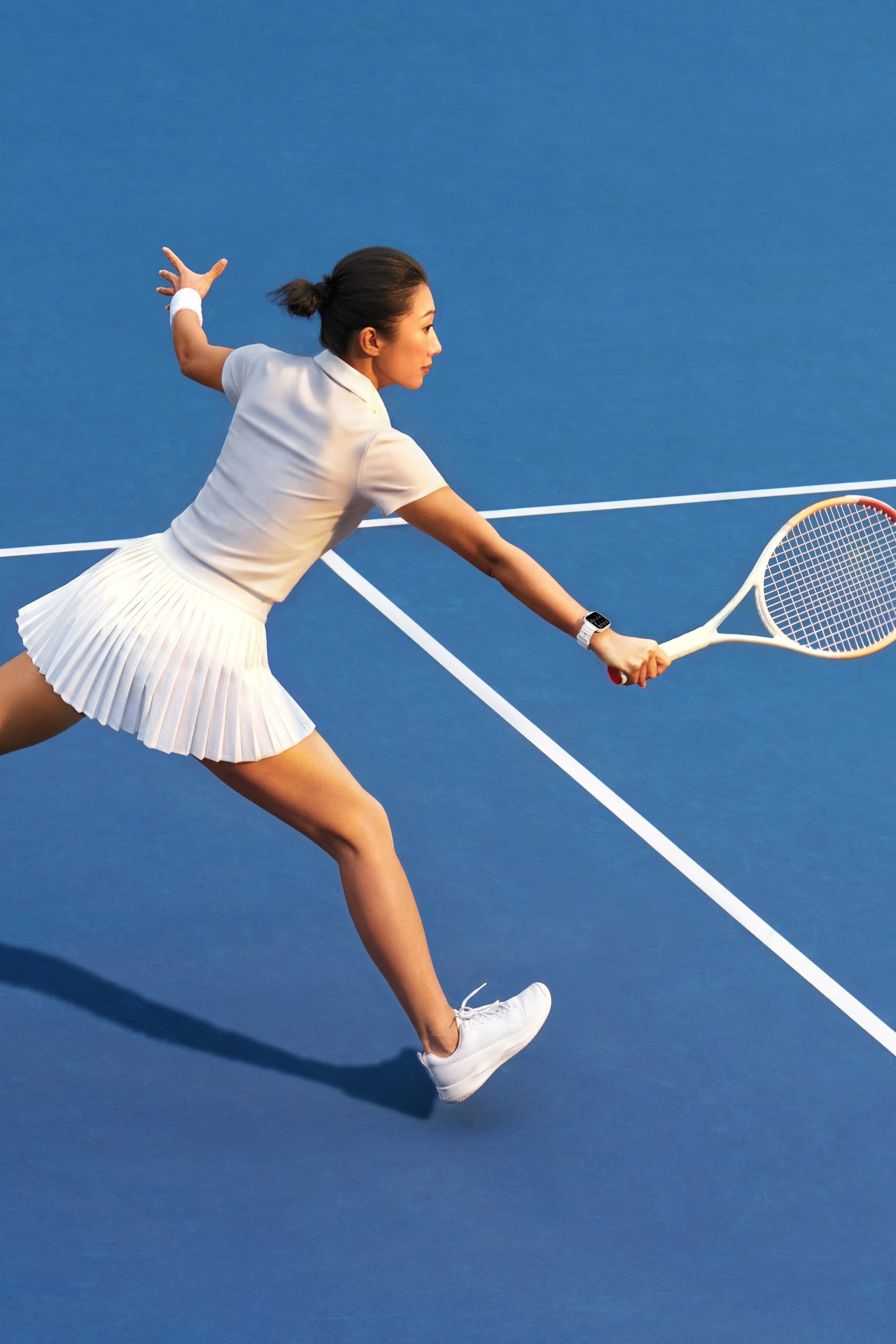Female user wearing HUAWEI WATCH FIT 5 Pro playing tennis, showing the ball sport feature