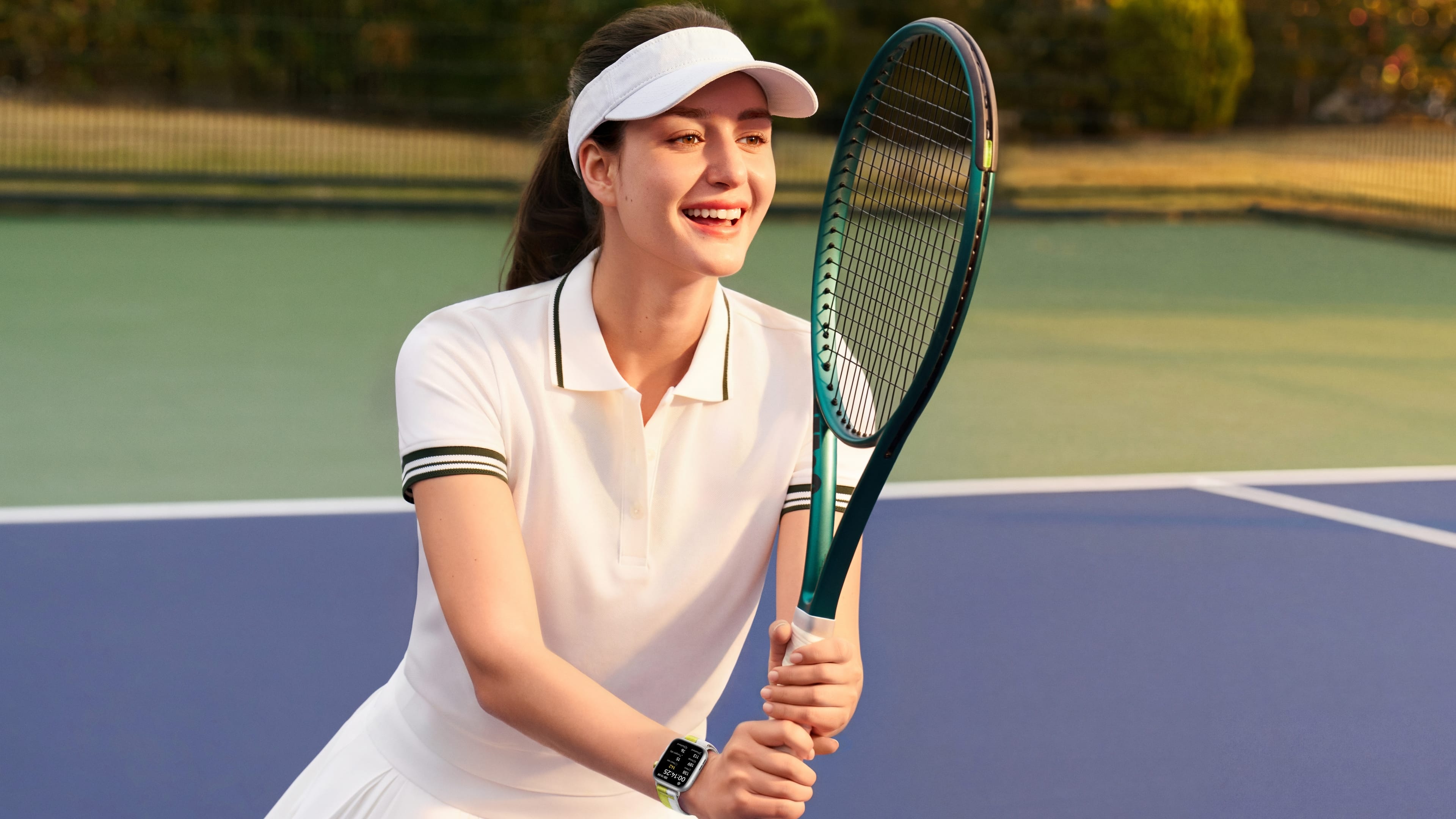 Female user wearing HUAWEI WATCH FIT 5 playing tennis, showing its ball sport feature
