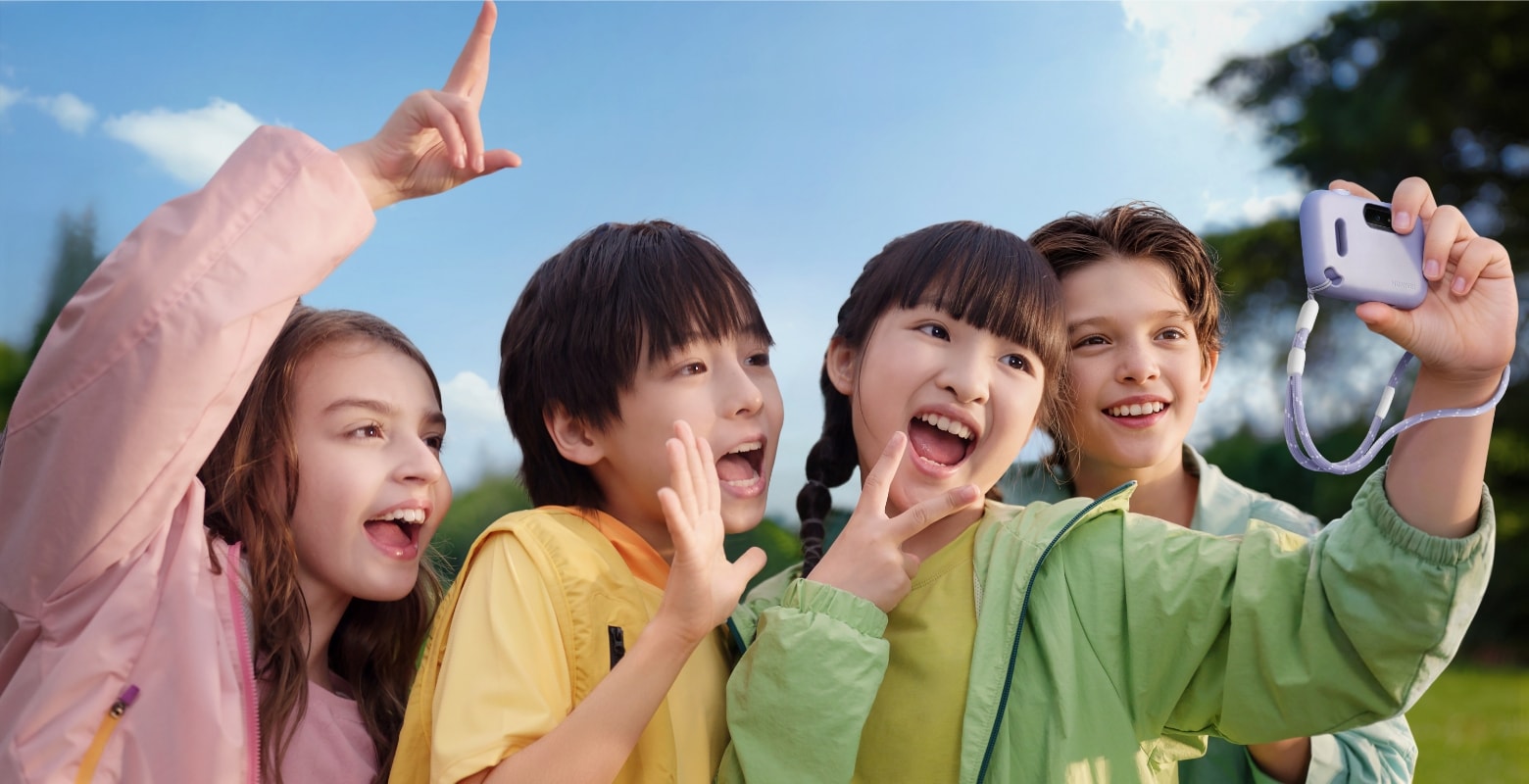 Kids taking group photos with the watch, showing HUAWEI WATCH KIDS X1 Pro's ultra-wide-angle front camera and large screen