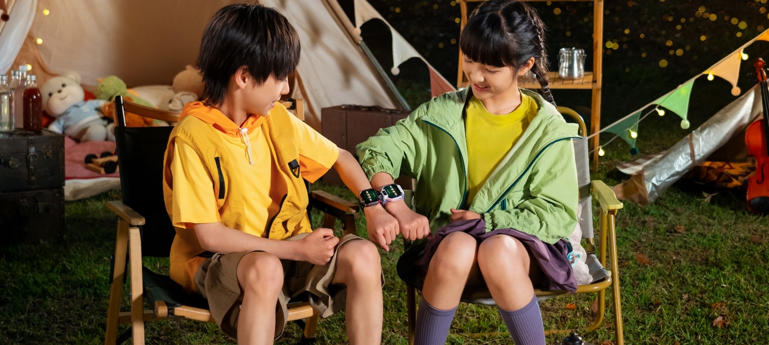 Front view of two HUAWEI WATCH KIDS X1 Pro shows the shake hand to add friends feature