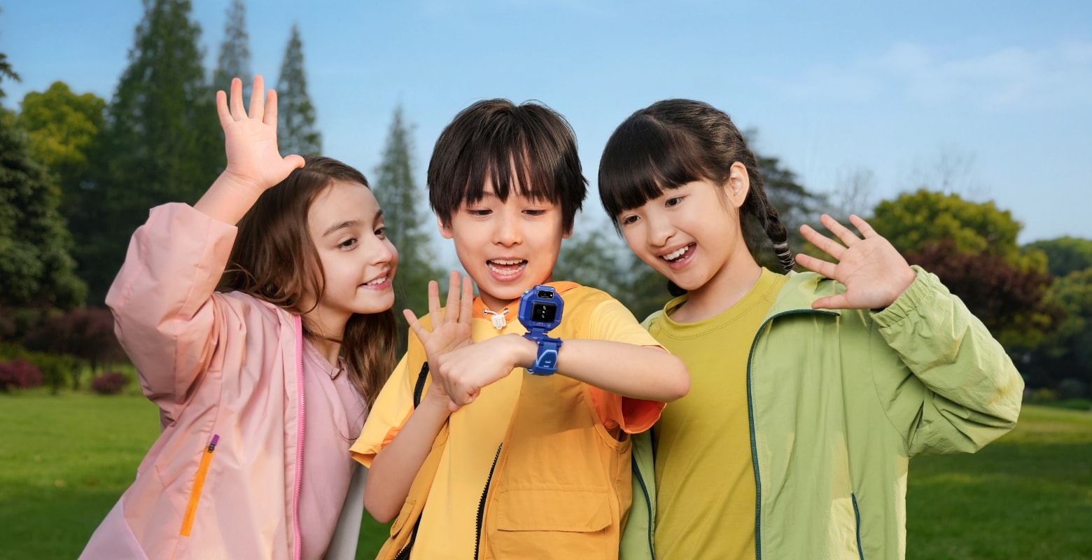 Kids taking group photos with the watch, showing HUAWEI WATCH KIDS X1's ultra-wide-angle front camera and large screen