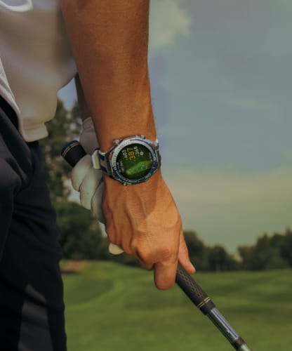 Golf Course mode on the HUAWEI WATCH Ultimate 2, showcasing seamless map zooming and animated ball trajectory sharing