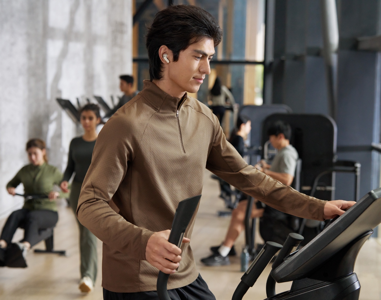 Shows a model wearing HUAWEI FreeBuds Pro 5 with ANC enabled in a noisy environment.