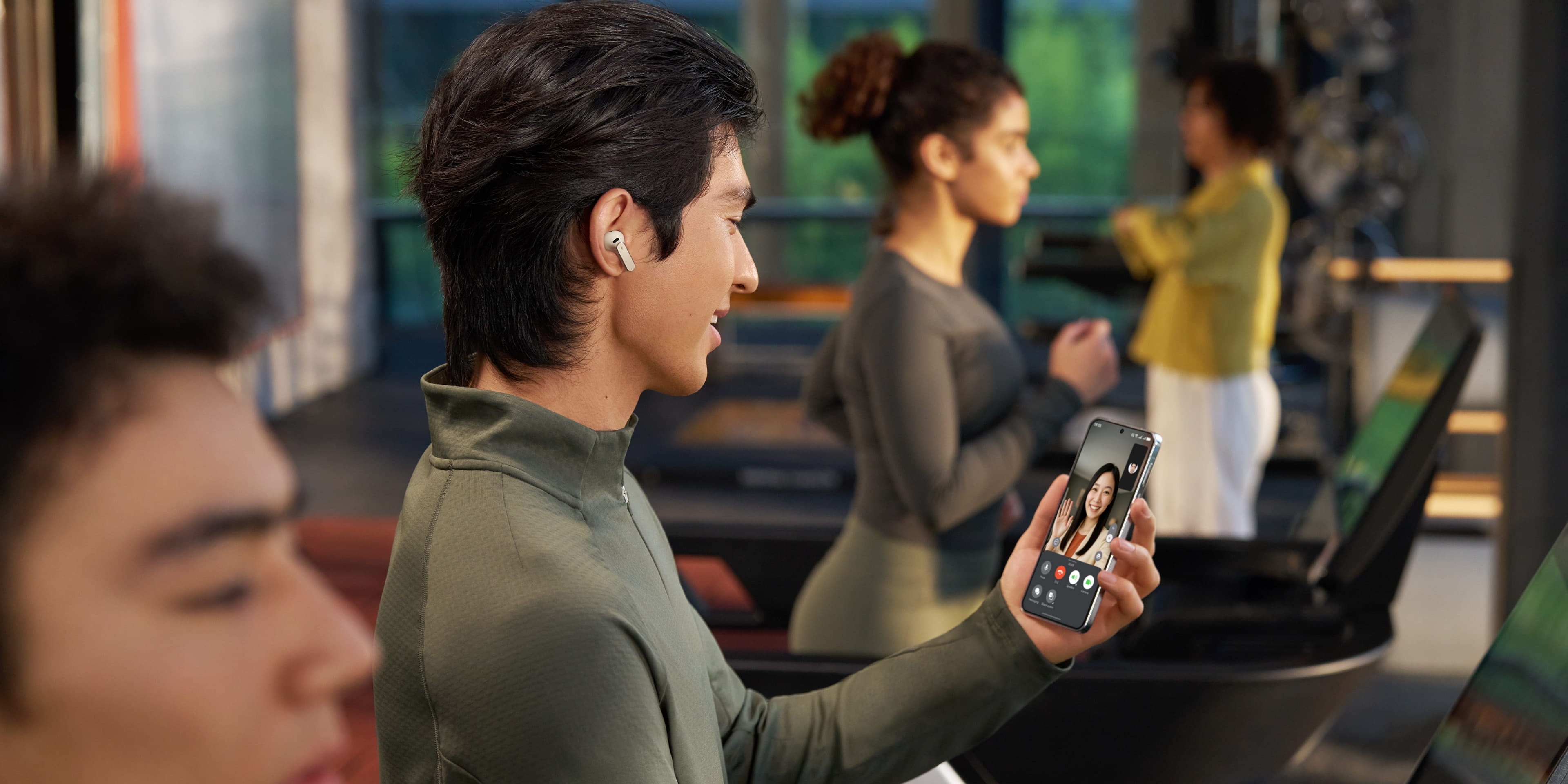 Shows a model wearing HUAWEI FreeBuds Pro 5 with ANC enabled while making a call in a noisy environment.