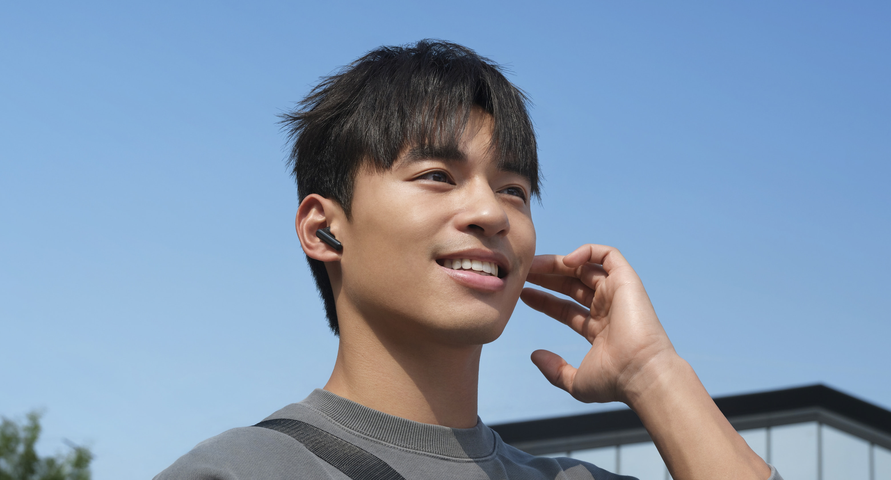 Shows the clear callings while the male model is wearing HUAWEI FreeBuds SE 4 ANC