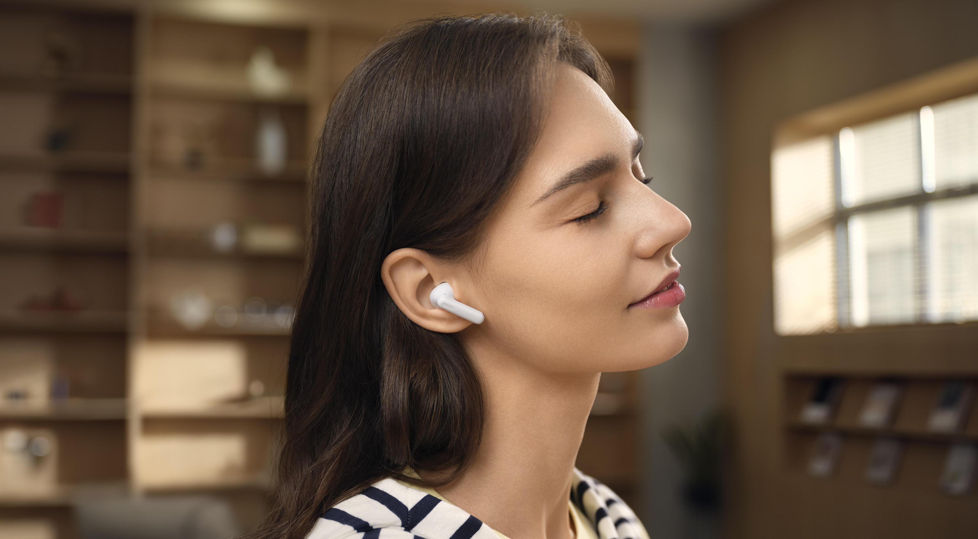 Shows the comfortable wearing experience while the female model is wearing HUAWEI FreeBuds SE 4 ANC