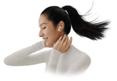 Shows the immersive listening experience while the female model is wearing HUAWEI FreeBuds 6.