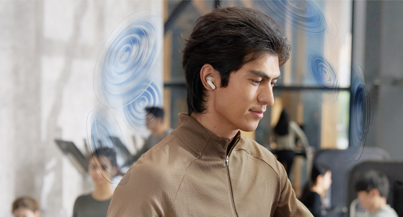 A man wearing Huawei earphones, showing selectable spatial effects on Huawei Audio Connect 