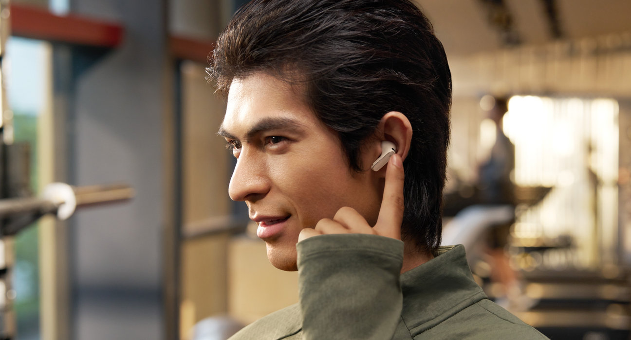 A man wearing Huawei earphones, showing multiple noise reduction modes on Huawei Audio Connect
