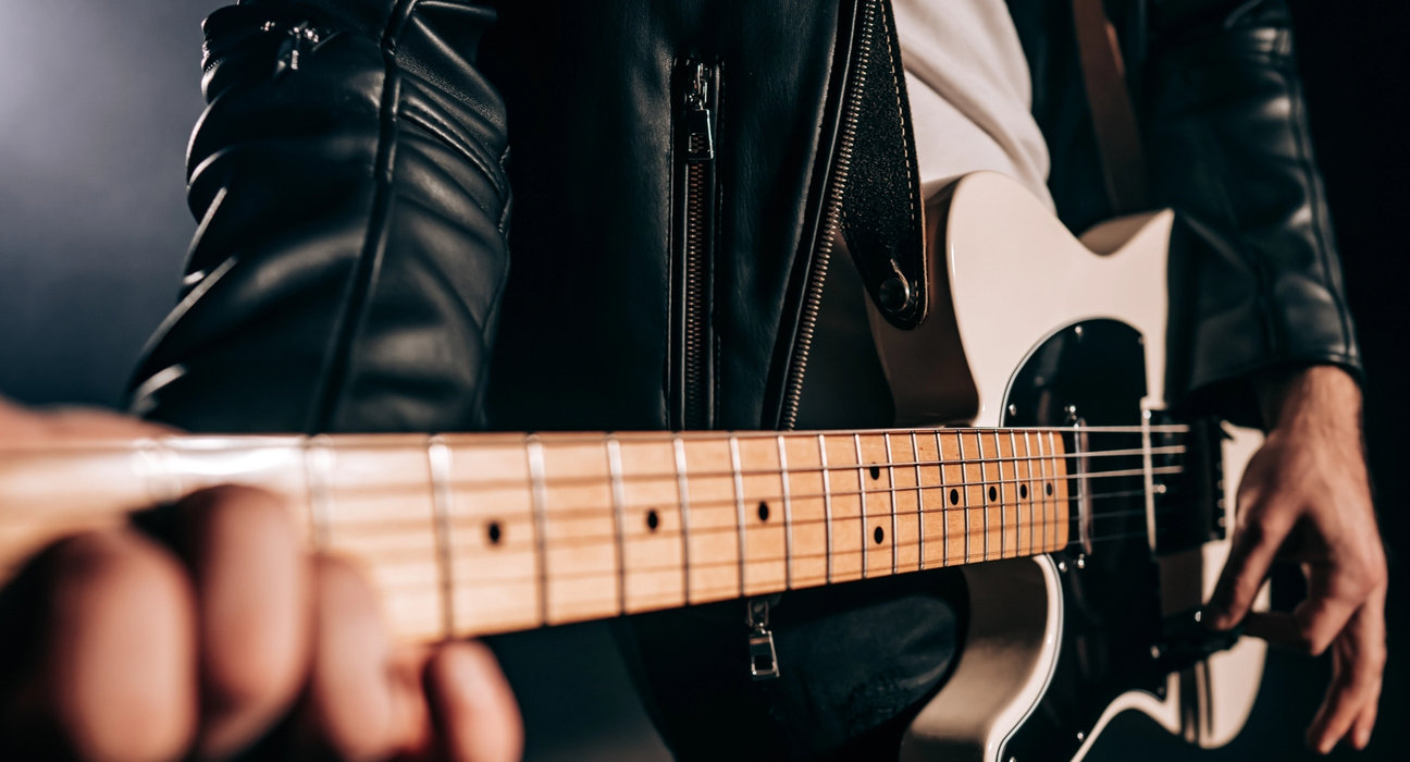 A man holding a guitar, showing multiple sound effects on Huawei Audio Connect