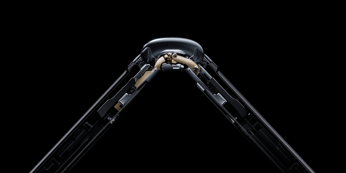 HUAWEI Mate XT | ULTIMATE DESIGN close-up for inward and out ward hinge