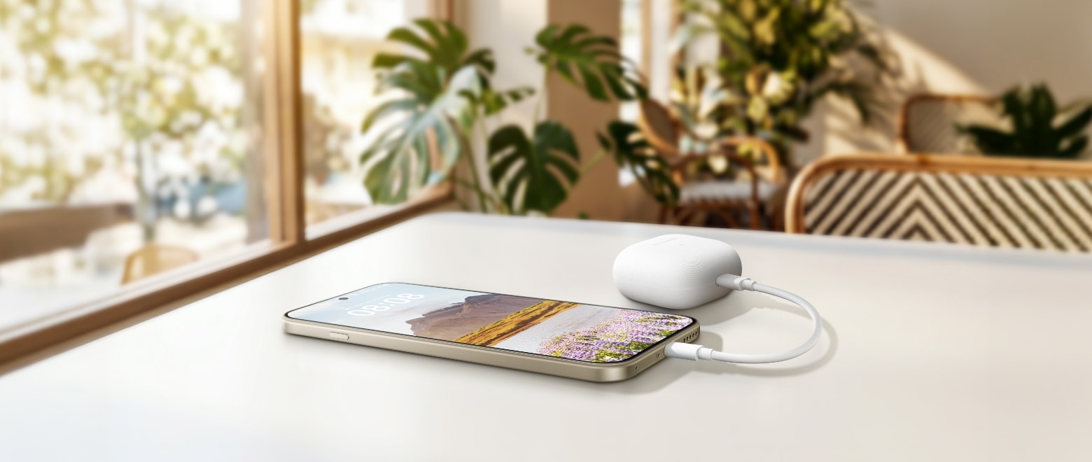 HUAWEI nova 15 Max is charging the earphones showing its power share function